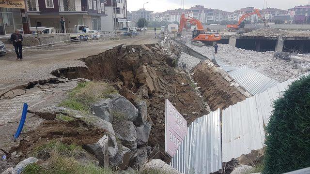 Edremit’te AVM yıkımı sırasında istinat duvarı çöktü