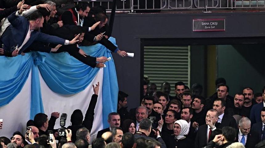 Vatandaşlar Cumhurbaşkanı Erdoğan'a dilekçelerini vermek için yarıştı