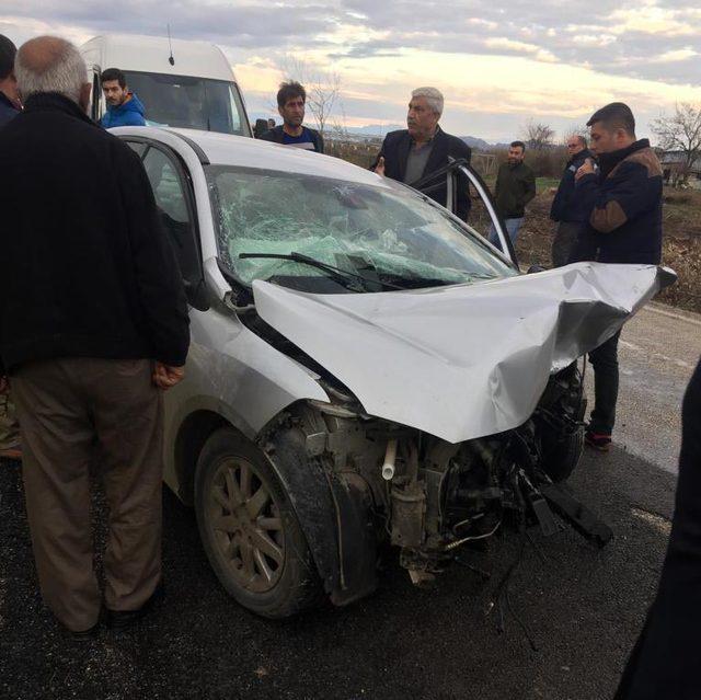 Adana'da 2 otomobil kafa kafaya çarpıştı: 1 ölü, 2 yaralı