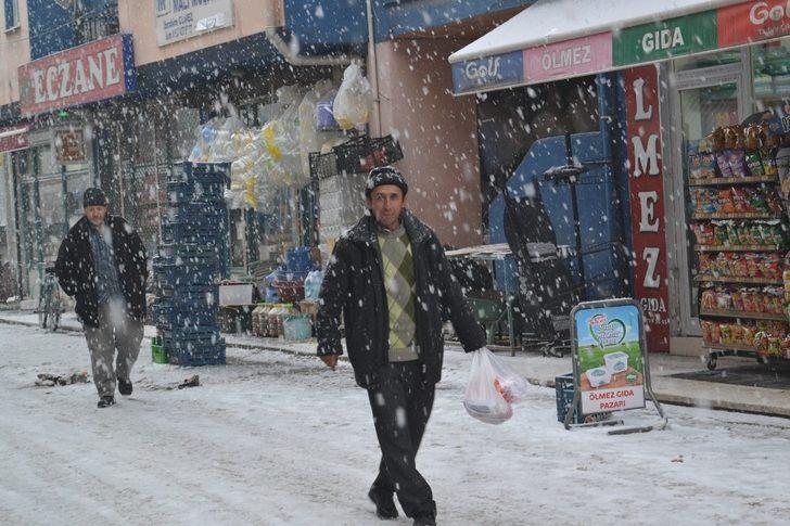Şuhut’ta akşam saatlerinde kar etkili oldu G1