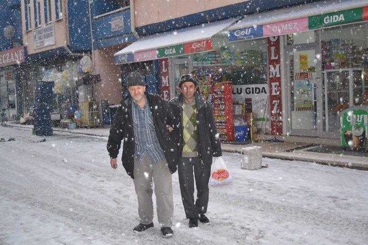 Şuhut’ta akşam saatlerinde kar etkili oldu G2