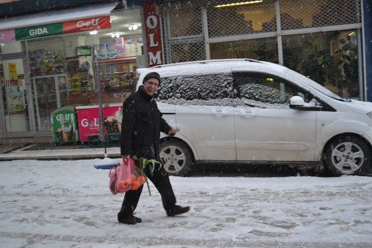 Şuhut’ta akşam saatlerinde kar etkili oldu G4