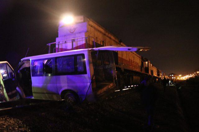 Kontrolsüz hemzemin geçitte tren, minibüse çarptı: 5 yaralı