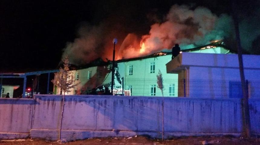 Hastane çatısında çıkan yangın güçlükle kontrol altına alındı