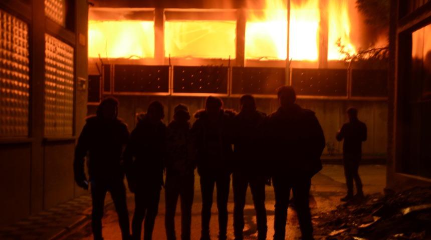 Öğrencilerden pes dedirten görüntü! Yanan okullarının önünde fotoğraf çektirdiler!