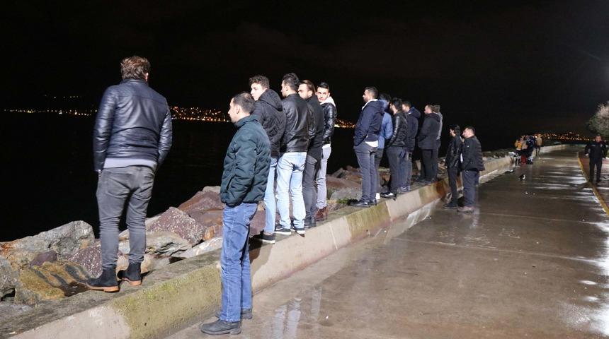 Kartal'da denize giren kişi kayboldu