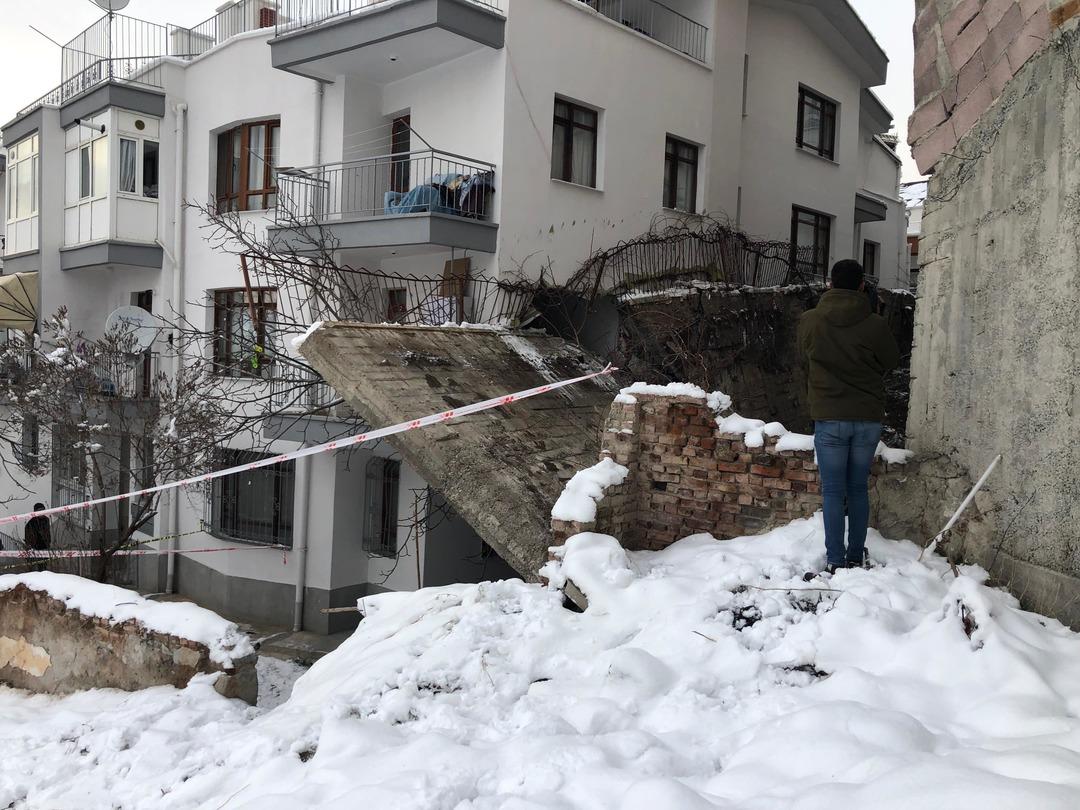 Ankara'da 5 metrelik istinat duvarı apartmana devrildi 