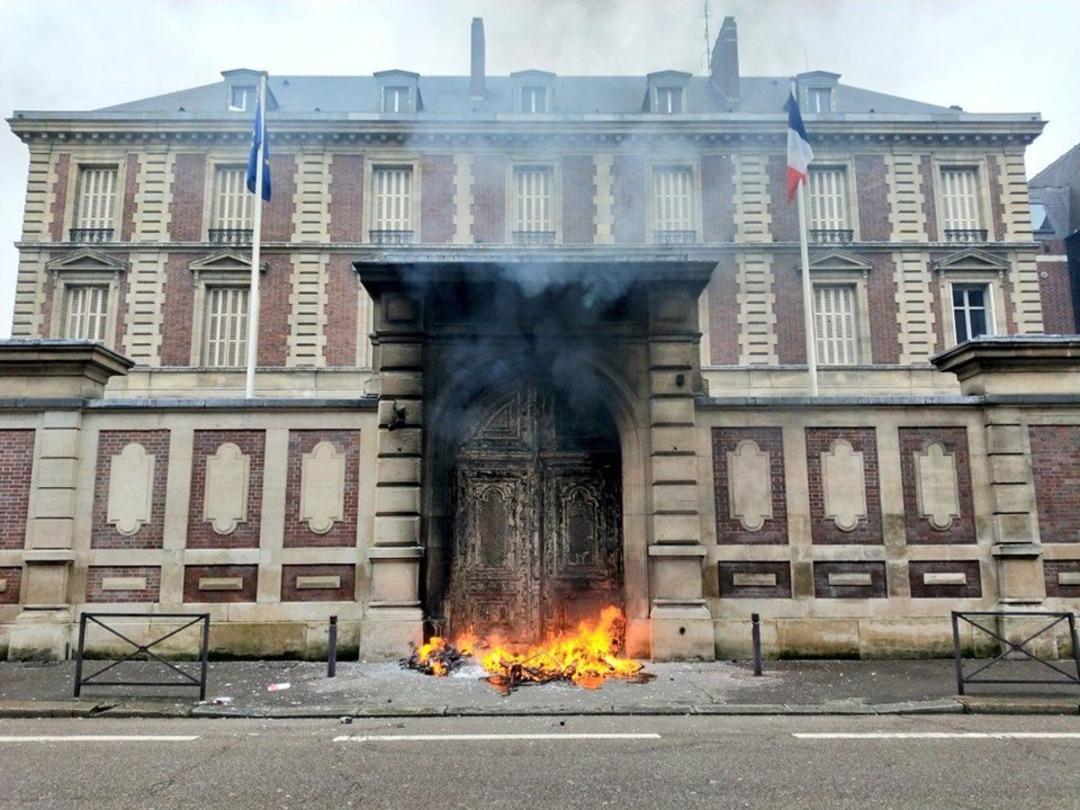 Sarı Yelekliler Fransa Merkez Bankası'nın kapısını yaktı 