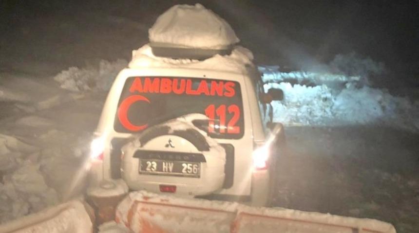 Karla kaplı yolu ekipler a&ccedil;tı, ambulans hastaya ulaştı