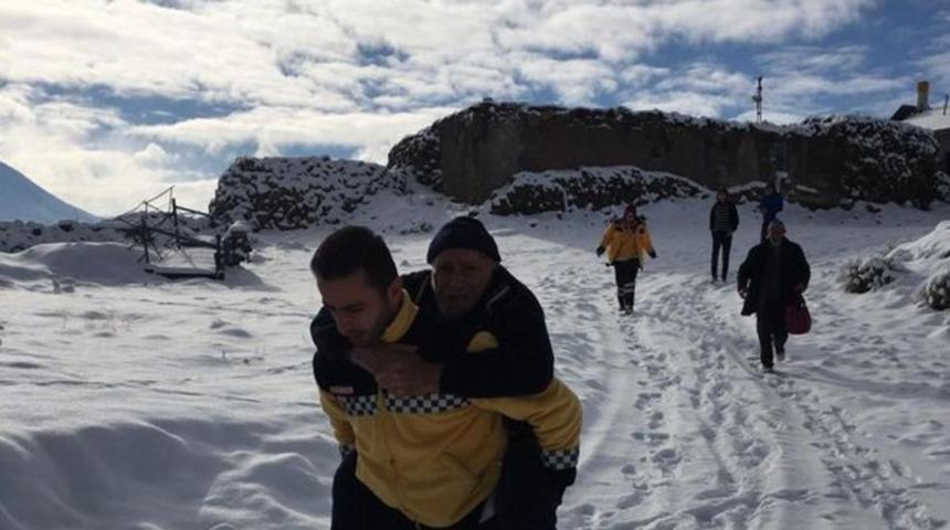 Kayseri'de sağlık g&ouml;revlisi yaşlı hastayı 500 metre sırtında taşıdı!