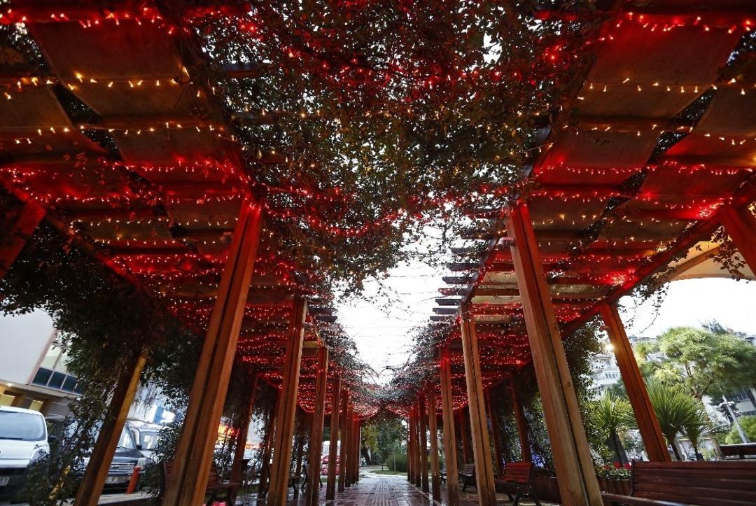 Konak yeni yıla ışıl ışıl giriyor