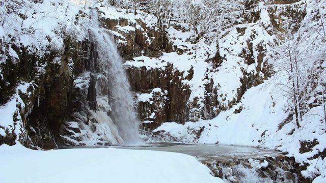 Çağlayandibi Şelalesi buz tuttu