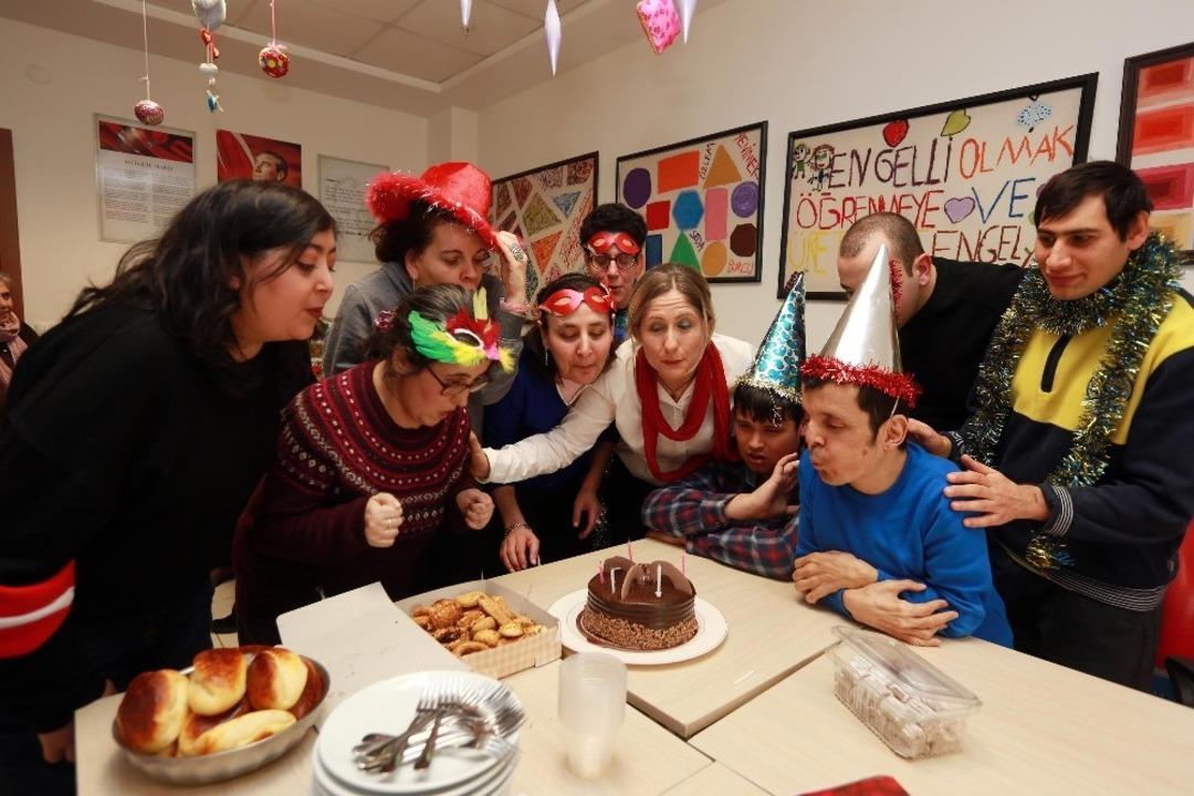 Yenimahalle&rsquo;nin engel tanımayan kursiyerleri yılbaşı partisinde