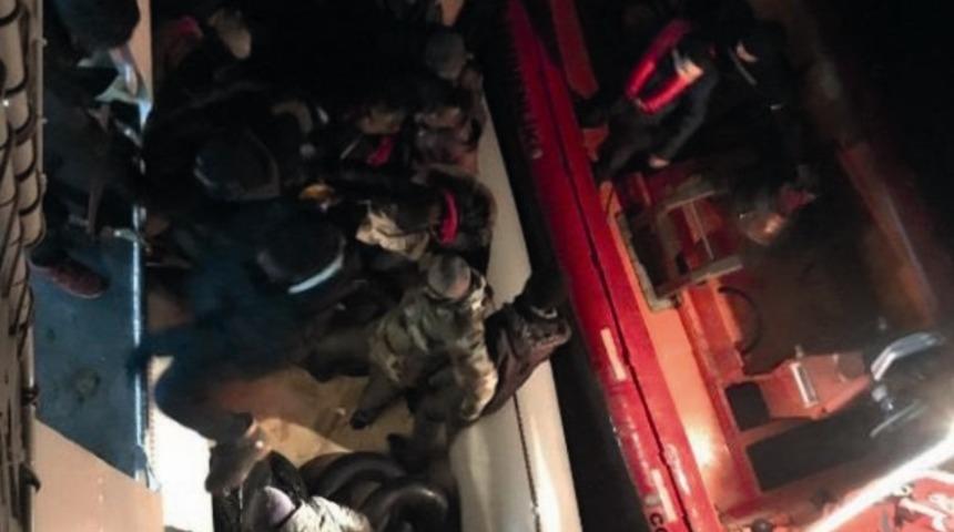 Kuşadası K&ouml;rfezi&rsquo;nde 48 ka&ccedil;ak g&ouml;&ccedil;men yakalandı