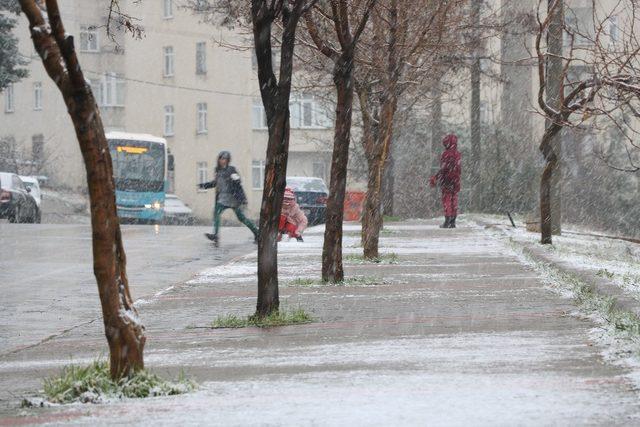 Kahramanmaraş güne kar ile uyandı