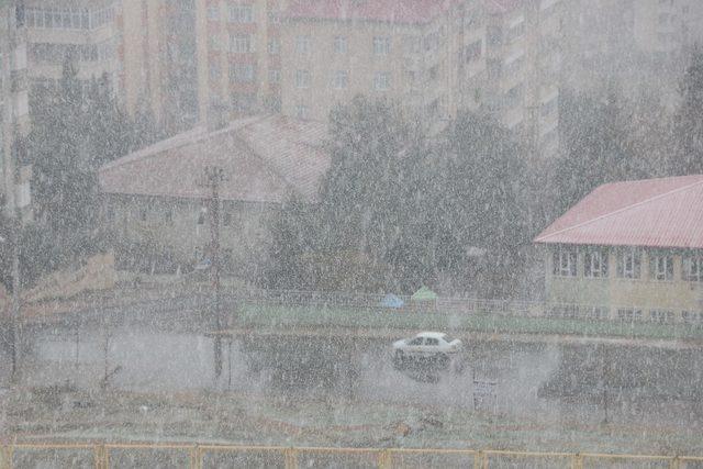 Kahramanmaraş güne kar ile uyandı