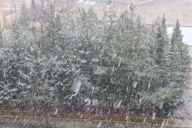 Kahramanmaraş güne kar ile uyandı