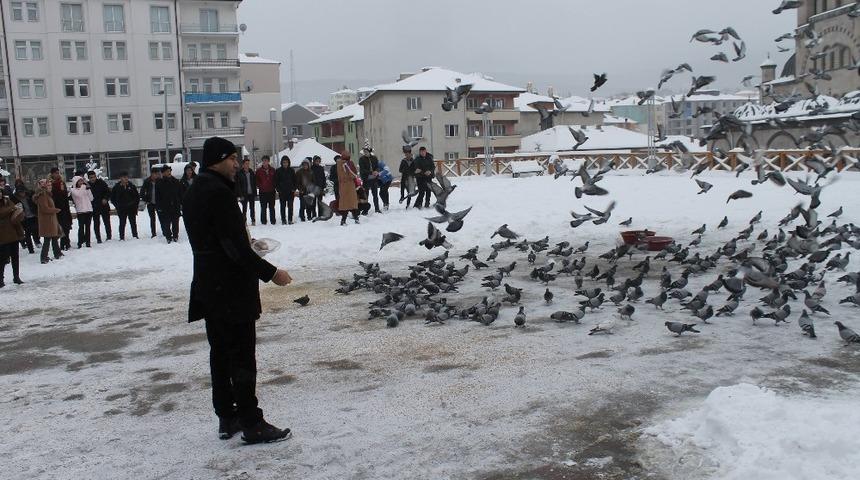 Akdağmadeni&rsquo;nde &ouml;ğrenciler g&uuml;vercinleri besledi