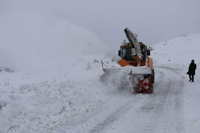 Elazığ’da karla kapanan 332 köy yolu açıldı