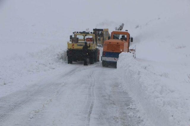 Elazığ’da karla kapanan 332 köy yolu açıldı