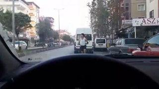 'Ambulans Ali' arabaların arasında atletle geri geri koşarken görüntülendi