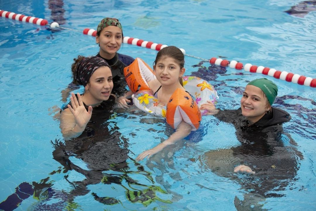 Engeli unutup &ouml;zg&uuml;rl&uuml;ğe daldılar