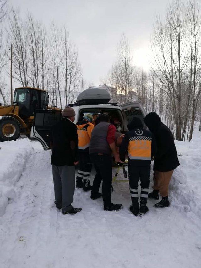 Erciş'te hasta kadını kurtarma operasyonu