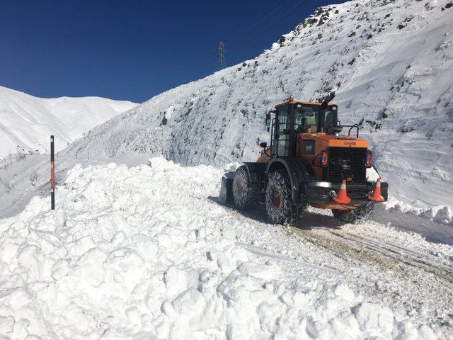 Adıyaman’da kapalı yolları açmak için hummalı çalışma