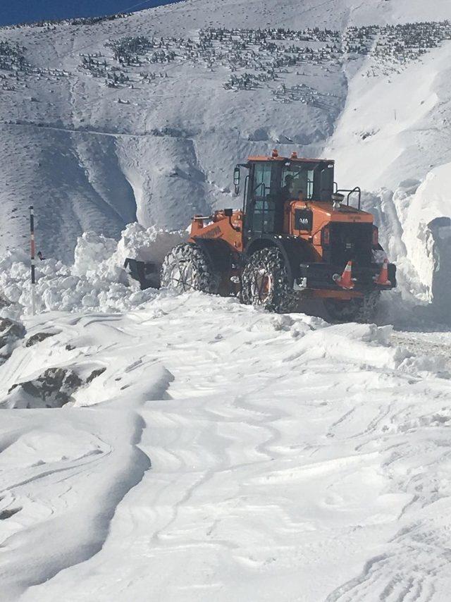 Adıyaman’da kapalı yolları açmak için hummalı çalışma