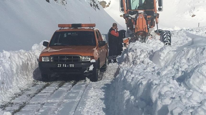 Adıyaman&rsquo;da kapalı yolları a&ccedil;mak i&ccedil;in hummalı &ccedil;alışma