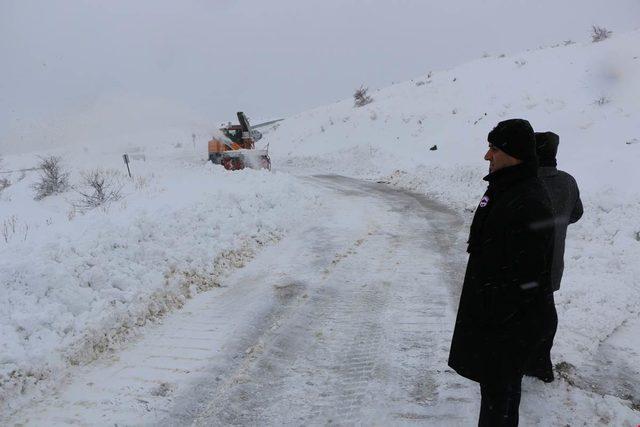 Elazığ'da karın kapattığı 332 köy yolu, yeniden umaşıma açıldı