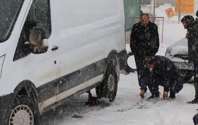 Hekimhan’da kar yağışı etkili oluyor