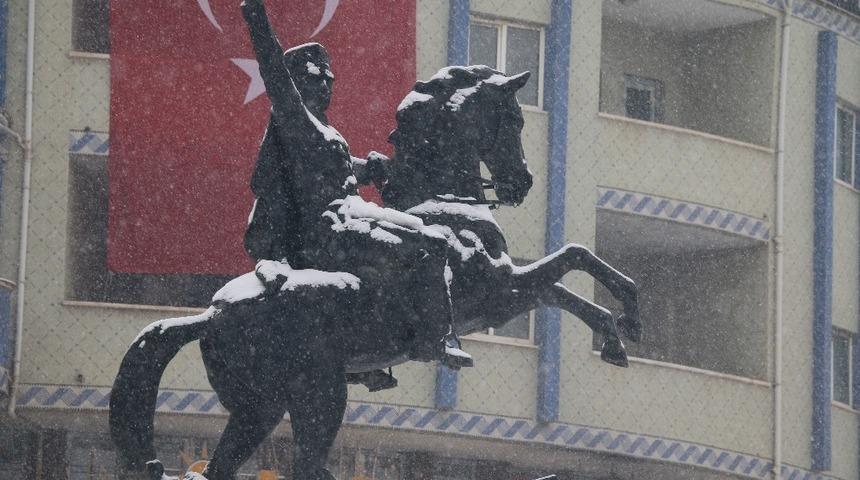 Hekimhan&rsquo;da kar yağışı etkili oluyor