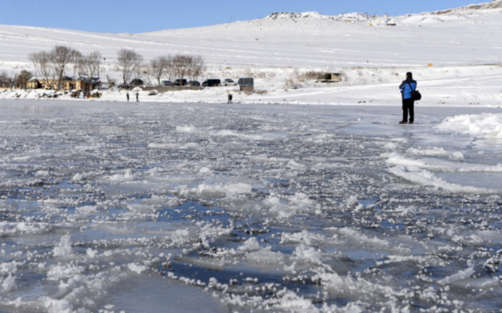 Buz tutan Çıldır Gölü’nde kartpostallık görüntüler G3