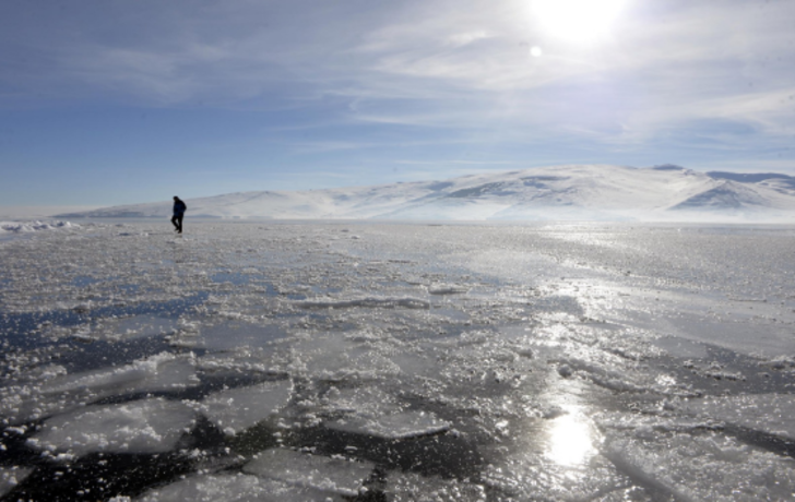 Buz tutan Çıldır Gölü’nde kartpostallık görüntüler G4