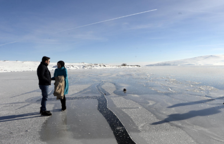 Buz tutan Çıldır Gölü’nde kartpostallık görüntüler G5