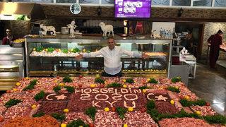 Adanalı kebapçı 1,5 ton et ile '2020' yazarak lokantasını süsledi