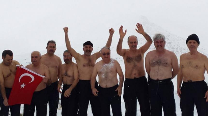 Kayseri'de Erciyes Kar Kaplanları'ndan yeni yıl öncesi kar banyosu