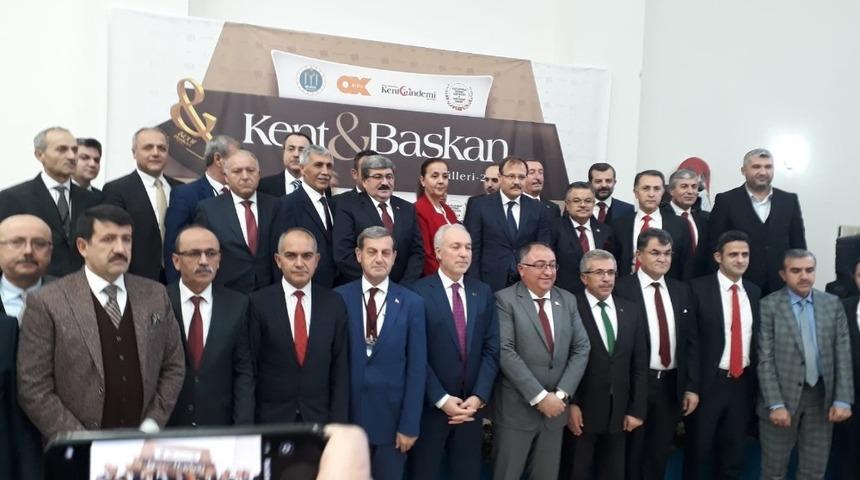 Başkan G&uuml;lbay&rsquo;a yılın belediye başkanı &ouml;d&uuml;l&uuml;