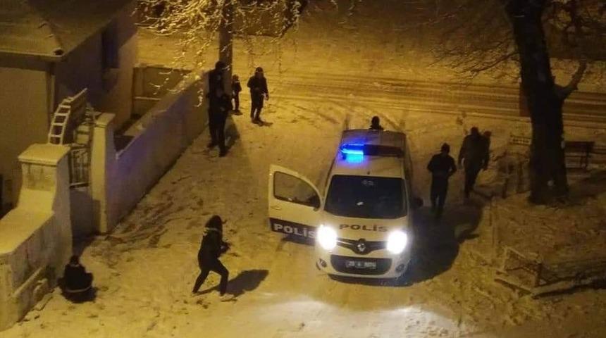 Polisler miniklerin kar sevincine ortak oldu