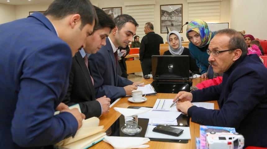 Vali Yavuz, vatandaşları dinlemeye devam ediyor