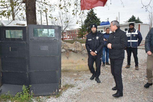 Vali Deniz hem polisleri hem esnafı ziyaret etti