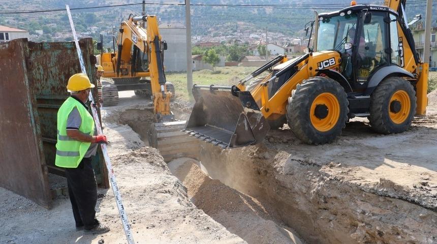 Gölmarmara’da ana kanalizasyon hatları temizleniyor