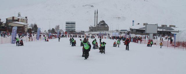 Erciyes'te eşler arası kızak çekme yarışması yapıldı