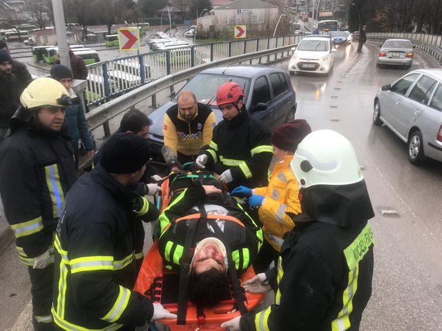 Otomobilin altına giren motosikletin sürücüsü yaralı