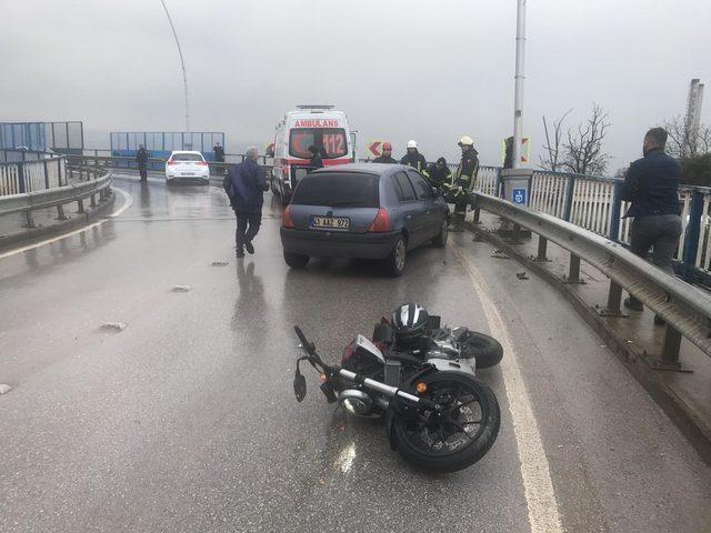 Otomobilin altına giren motosikletin sürücüsü yaralı