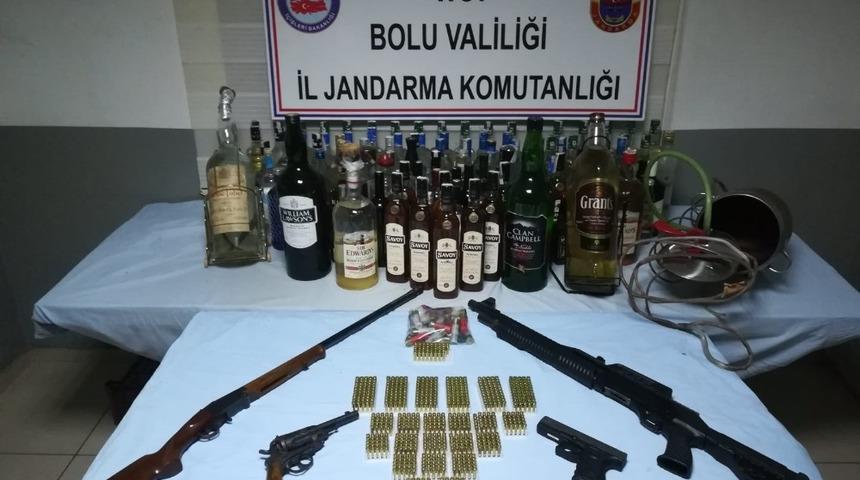 İmalathaneye çevrilen evden 110 şişe sahte içki ele geçirildi