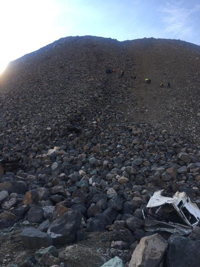Artvin’de hafriyat kamyonu uçurumdan yuvarlandı: 1 ölü