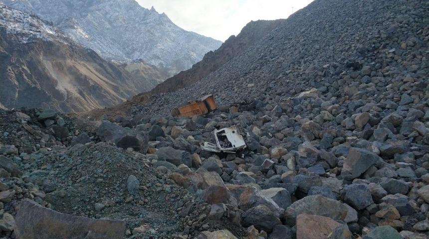 Artvin&rsquo;de hafriyat kamyonu u&ccedil;urumdan yuvarlandı: 1 &ouml;l&uuml;