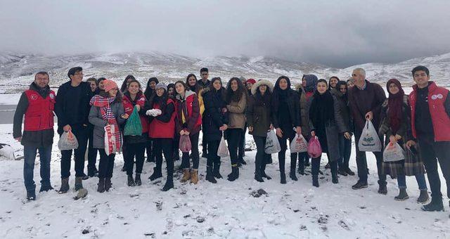 Kayseri'de gençler, doğaya yiyecek bıraktı, palamut saçtı